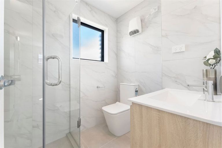 Photo of property in 40b Royal View Road, Te Atatu South, Auckland, 0610