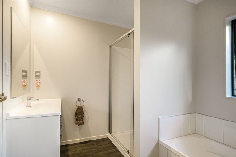 Photo of property in 33a Gill Avenue, Te Atatu Peninsula, Auckland, 0610