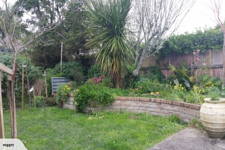 Photo of property in 4 Tawa Road, Te Atatu Peninsula, Auckland, 0610