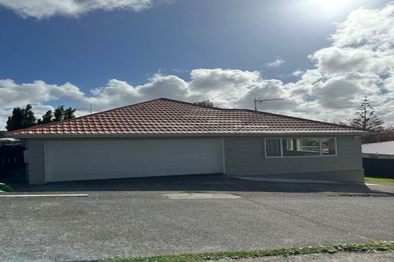 Photo of property in 1/9 Santiago Crescent, Unsworth Heights, Auckland, 0632