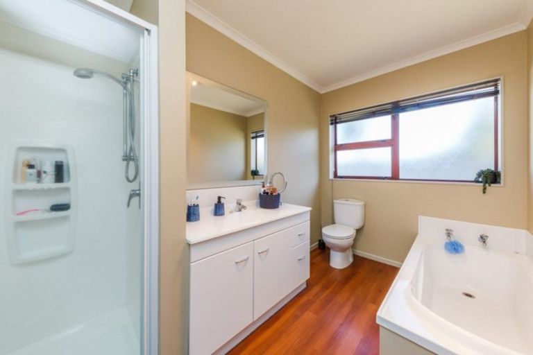 Photo of property in 40 Geneva Terrace, Kelvin Grove, Palmerston North, 4414