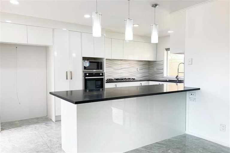 Photo of property in 2 Eyre Street, Henderson, Auckland, 0612