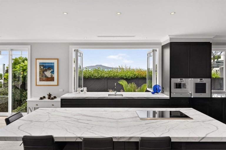Photo of property in 27 Muritai Road, Milford, Auckland, 0620