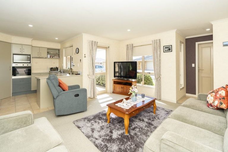 Photo of property in 69 Sovereign Isle Lane, Rototuna, Hamilton, 3210