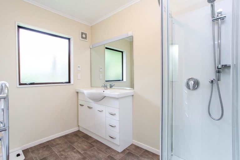 Photo of property in 2/8 Gray Crescent, Torbay, Auckland, 0630