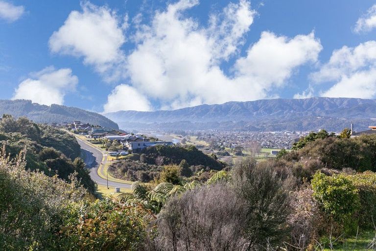Photo of property in 18 Cosgrove Rise, Riverstone Terraces, Upper Hutt, 5018