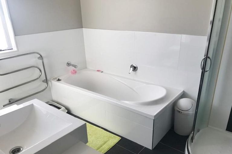 Photo of property in 39 Riverglade Parkway, Te Atatu South, Auckland, 0610
