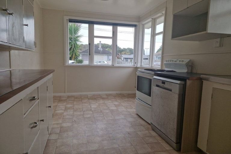 Photo of property in 54 Lismore Street, Merrilands, New Plymouth, 4312
