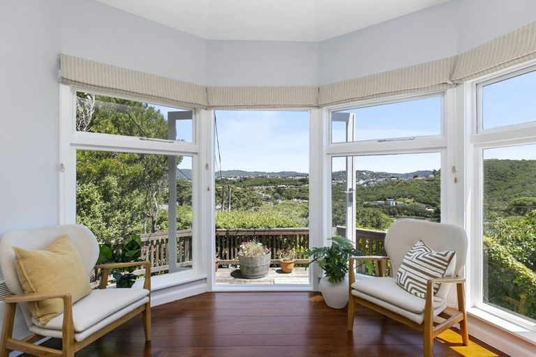 Photo of property in 114 Nevay Road, Karaka Bays, Wellington, 6022