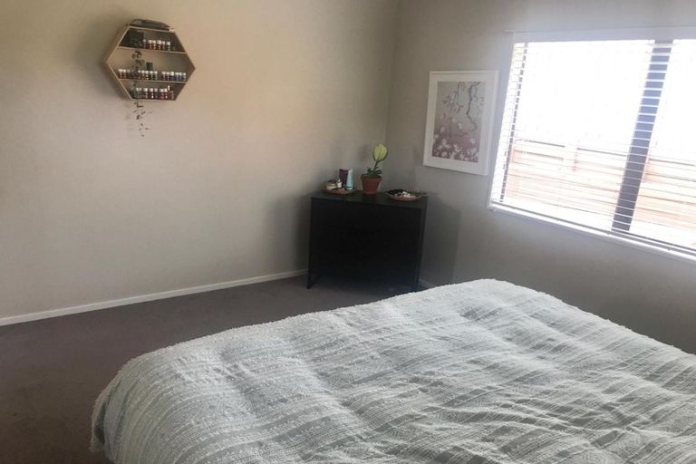 Photo of property in 2/95 Hobsonville Road, West Harbour, Auckland, 0618