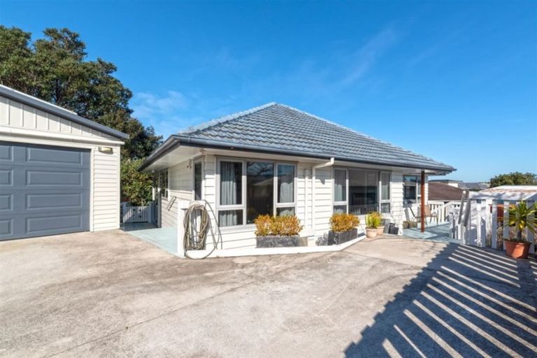 Photo of property in 8a Gloria Avenue, Te Atatu Peninsula, Auckland, 0610