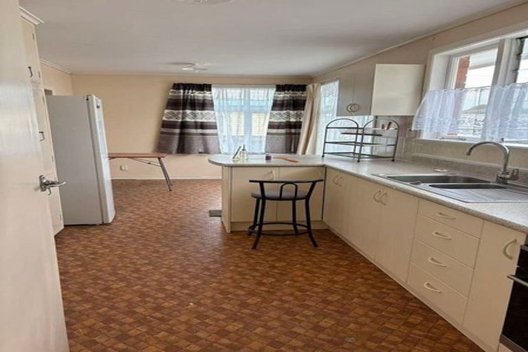 Photo of property in 9 Archlynn Road, Kelston, Auckland, 0602