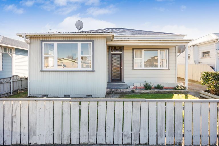Photo of property in 21 Edgeware Road, Palmerston North, 4410
