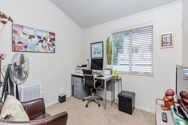 Photo of property in 3i/20 Ian Marwick Place, Birkenhead, Auckland, 0626