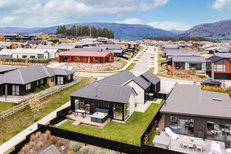 Photo of property in 2 Mcneil Crescent, Wanaka, 9305