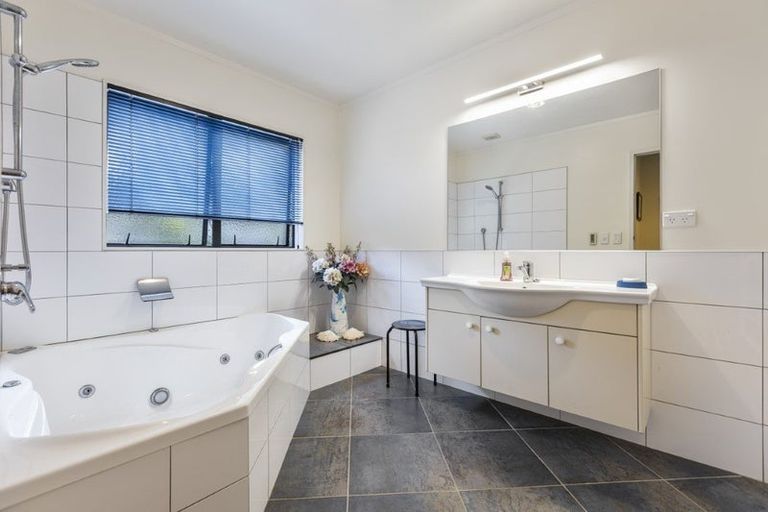 Photo of property in 60 Veale Road, Ridgewood, New Plymouth, 4371