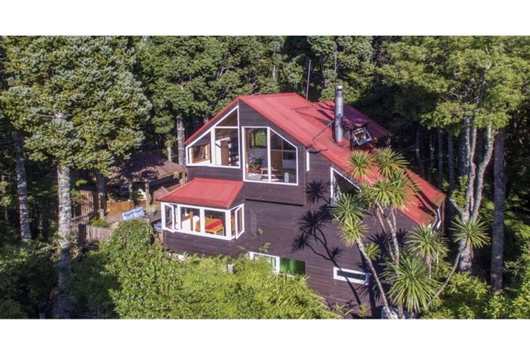 Photo of property in 125 Laingholm Drive, Laingholm, Auckland, 0604