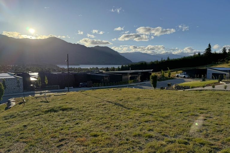 Photo of property in 16 Akitu Rise, Wanaka, 9305