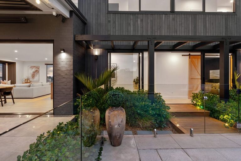 Photo of property in 9 Ridgelea Road, Long Bay, 0792