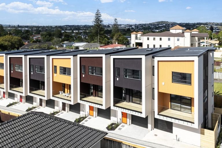 Photo of property in 3153 Great North Road, New Lynn, Auckland, 0600