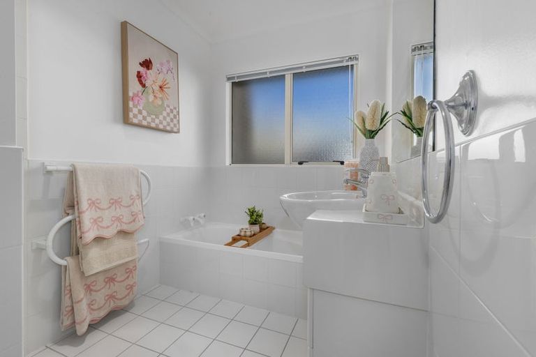 Photo of property in 15a Runanga Grove, Waikanae, 5036