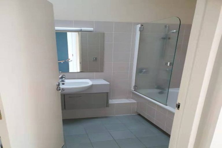 Photo of property in 5 Mannikin Place, Unsworth Heights, Auckland, 0632