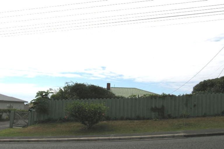 Photo of property in 2/1001 Beach Road, Torbay, Auckland, 0630