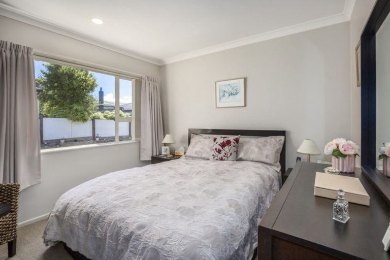 Photo of property in 9b Pinkerton Grove, Newlands, Wellington, 6037