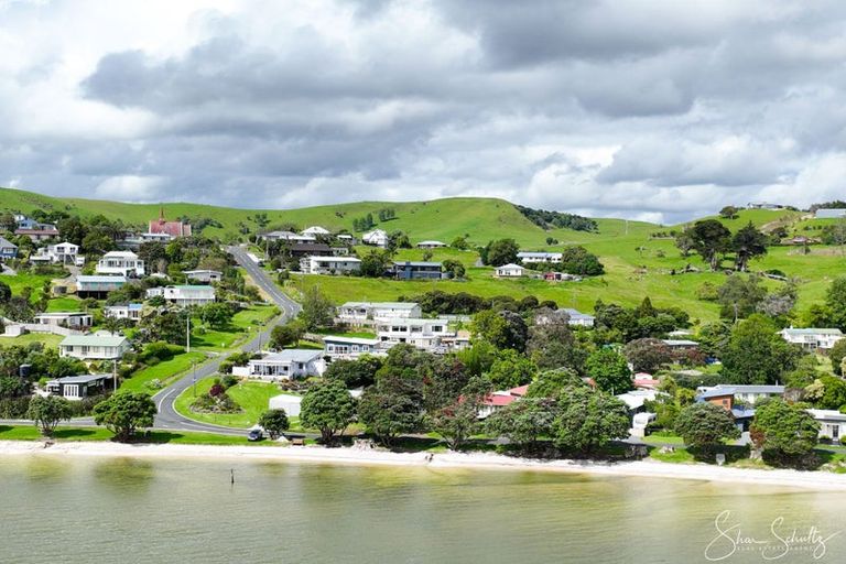 Photo of property in 24 Oxford Street, Whakapirau, Maungaturoto, 0583
