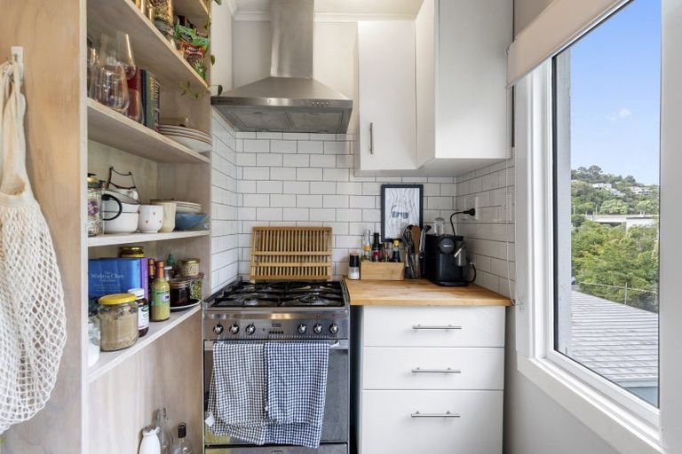 Photo of property in 10 Governor Road, Northland, Wellington, 6012