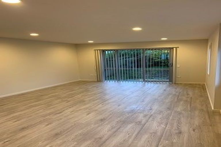Photo of property in 10/6 John Jennings Drive, Oteha, Auckland, 0632