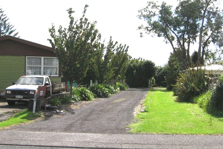 Photo of property in 10 Clinton Avenue, Te Atatu Peninsula, Auckland, 0610