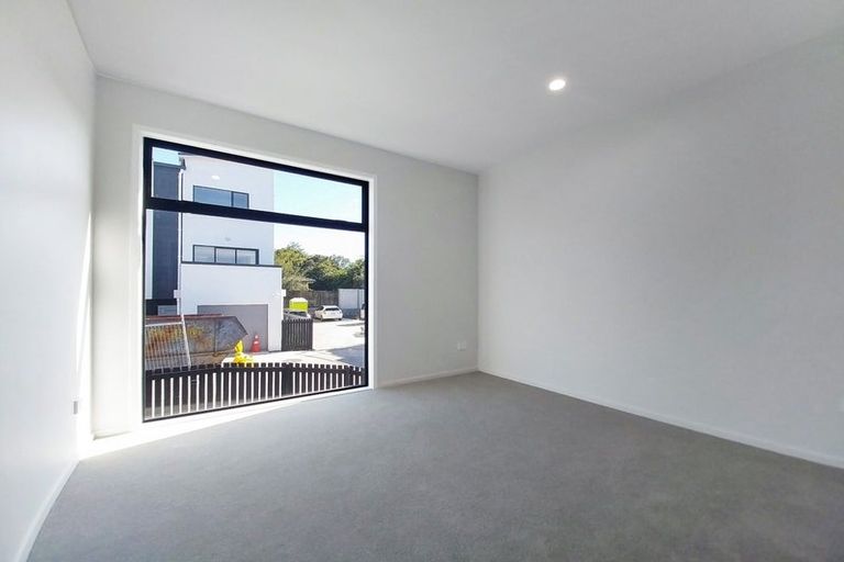 Photo of property in 2 Mikoikoi Crescent, Mangere Bridge, Auckland, 2022