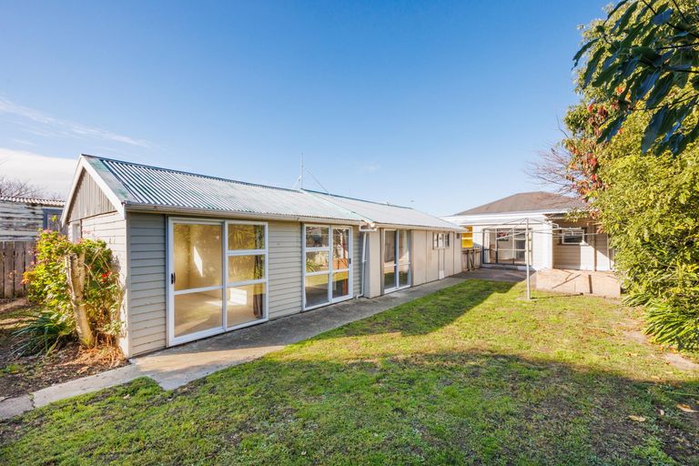 Photo of property in 21 Edgeware Road, Palmerston North, 4410