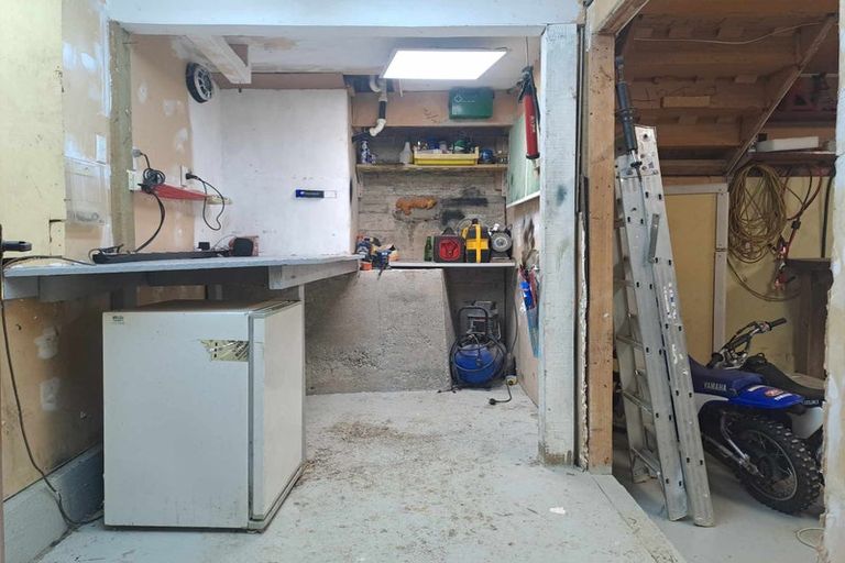 Photo of property in 42 Edgecombe Street, Newlands, Wellington, 6037