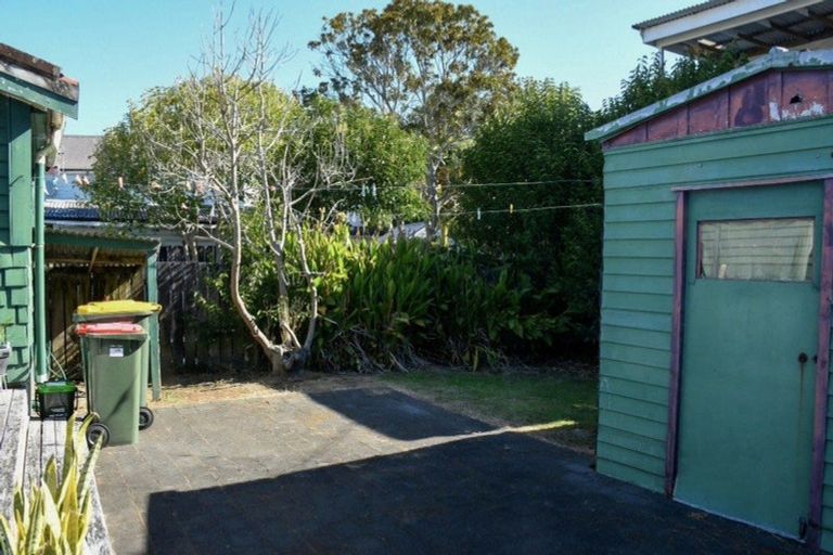 Photo of property in 16b Sulphur Beach Road, Northcote Point, Auckland, 0627