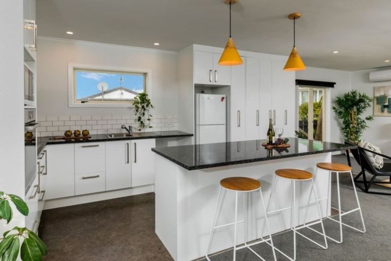 Photo of property in 48 Waimumu Road, Massey, Auckland, 0614