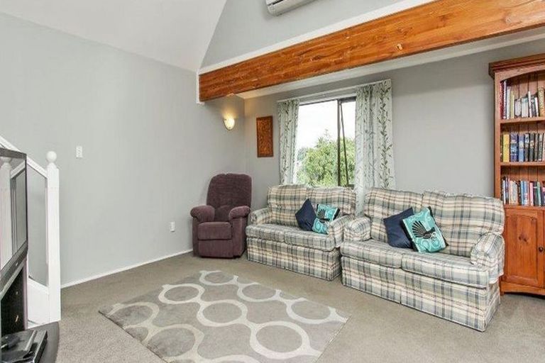 Photo of property in 16 Sylvan Crescent, Te Atatu South, Auckland, 0610