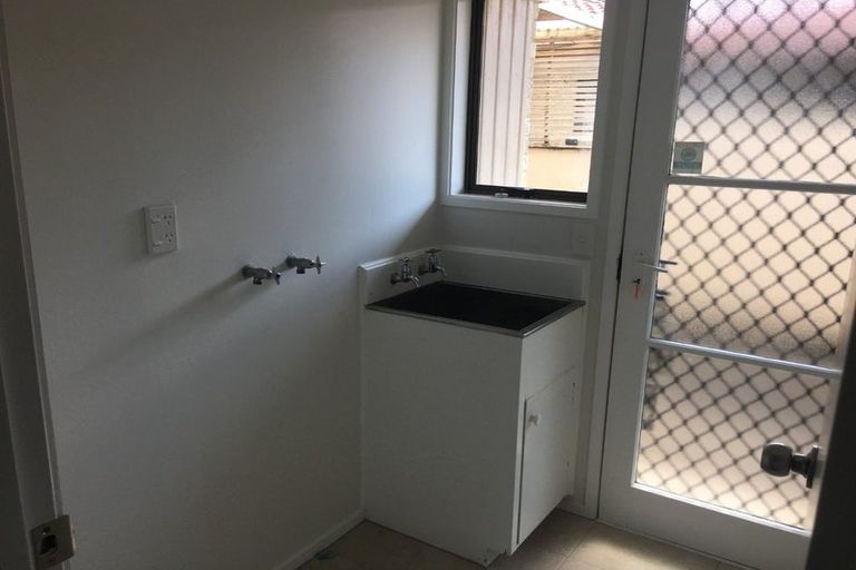 Photo of property in 2/24 Frank Evans Place, Henderson, Auckland, 0610