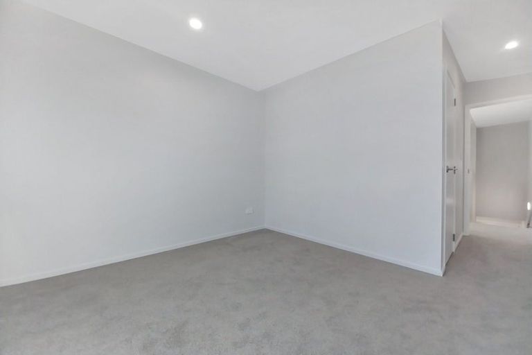 Photo of property in 2 Mikoikoi Crescent, Mangere Bridge, Auckland, 2022