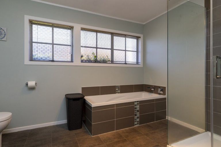 Photo of property in 16 Glengarry Place, Hilltop, Taupo, 3330