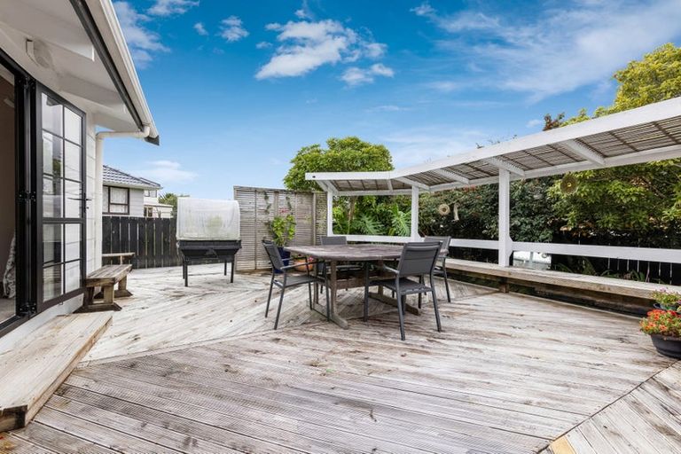 Photo of property in 11 Foyle Place, Glendene, Auckland, 0602