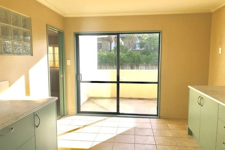 Photo of property in 39 Makora Road, Massey, Auckland, 0614