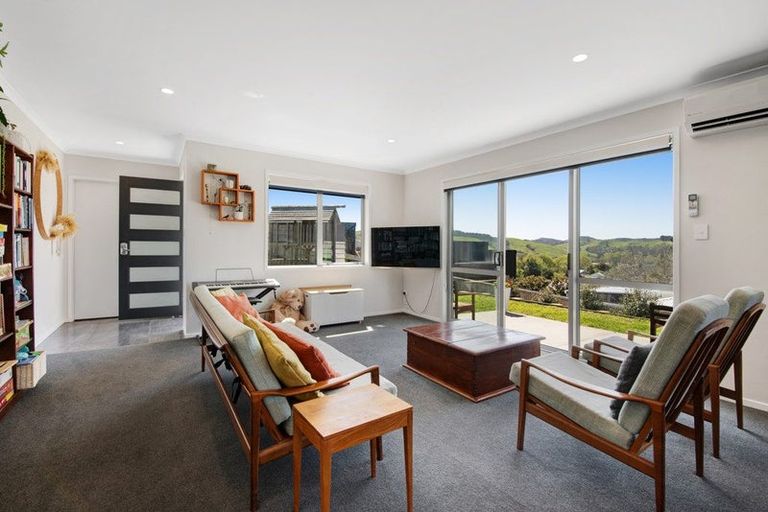 Photo of property in 19 Rauta Way, Helensville, 0800