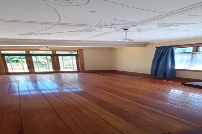 Photo of property in 16 Burrows Avenue, Karori, Wellington, 6012