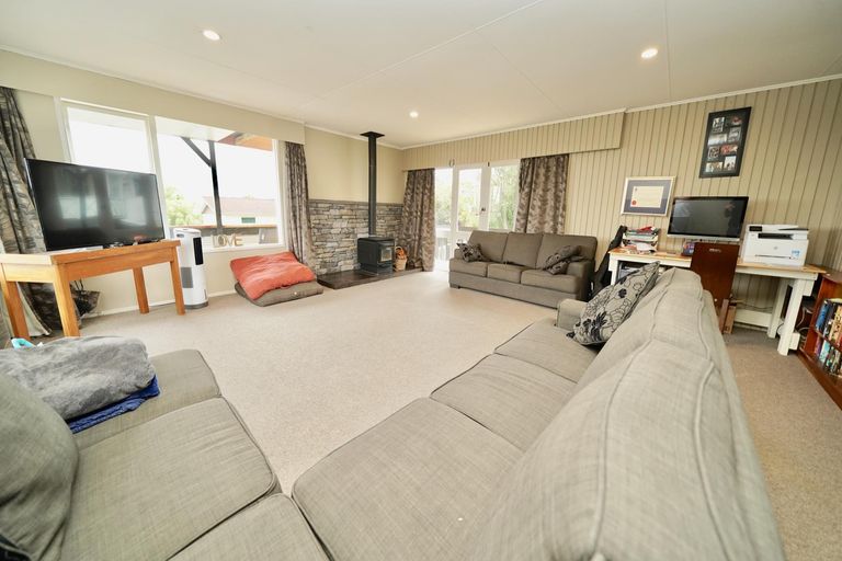 Photo of property in 4 D'urville Place, Kelvin Grove, Palmerston North, 4414