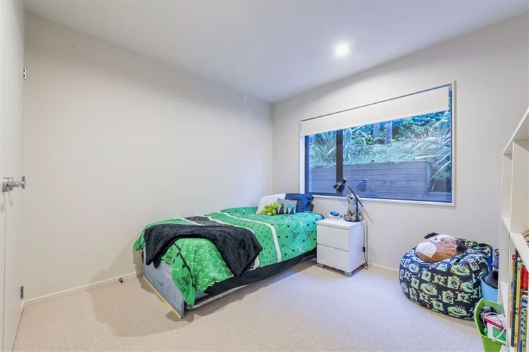 Photo of property in 137 Luckens Road, West Harbour, Auckland, 0618