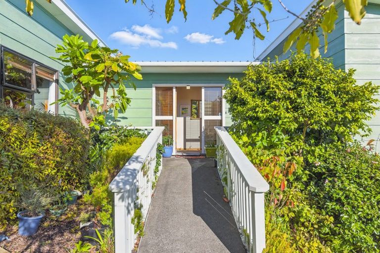 Photo of property in 47 Kakariki Grove, Waikanae, 5036