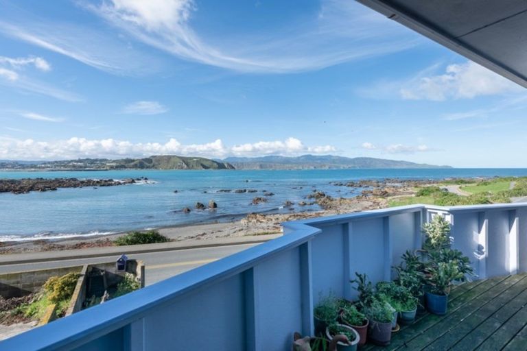 Photo of property in 422f3 Queens Drive, Lyall Bay, Wellington, 6022