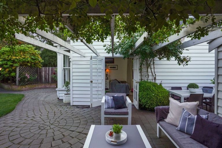 Photo of property in 96 Holly Road, St Albans, Christchurch, 8014